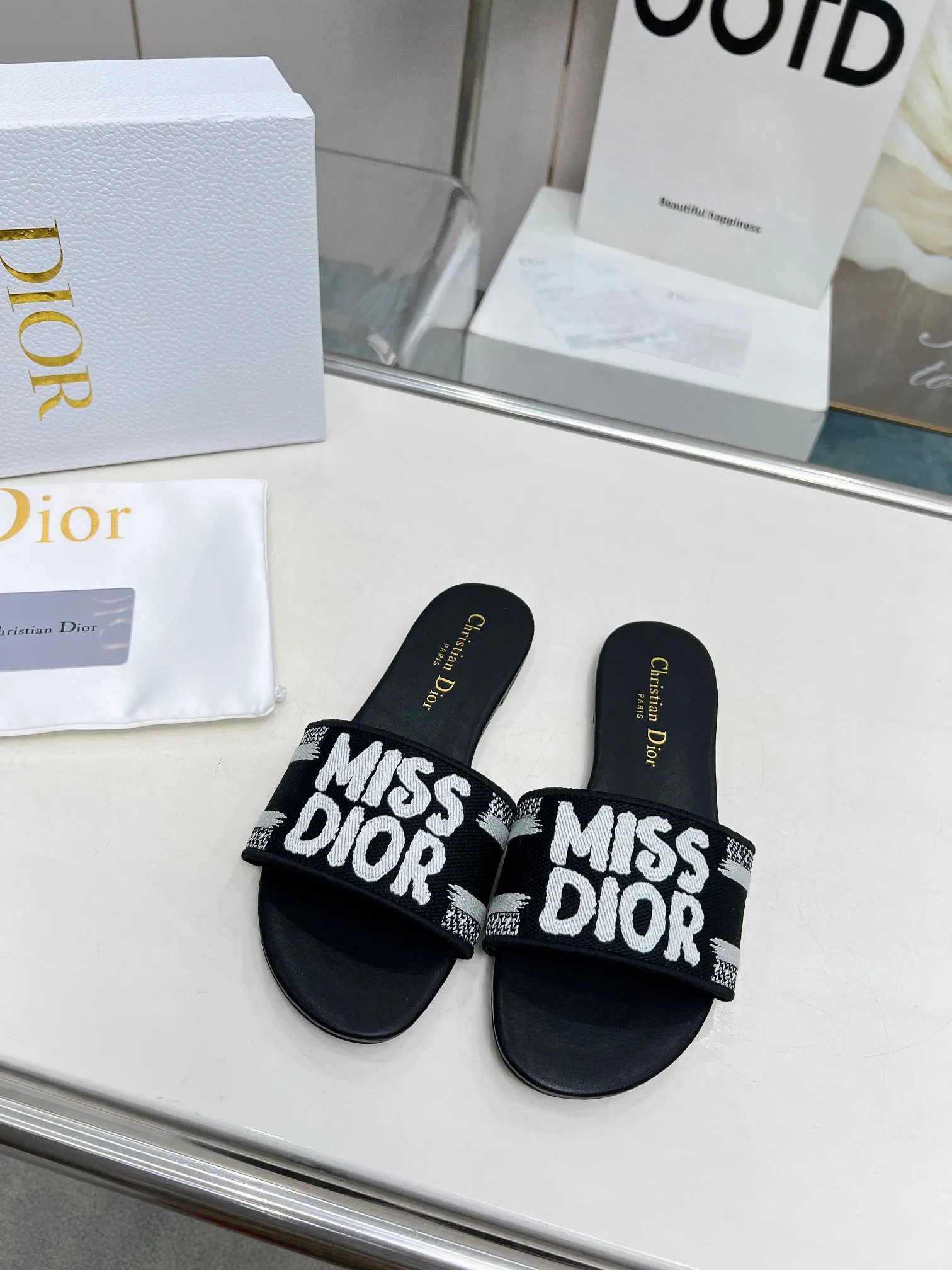 👟👟Ex-factory price 300👟👟 •Dior women's presbyopic embroidered leather-soled slippers Christian Dior has always been synonymous with magnificence and elegance, and has always been at the top of the fashion world👍 What is particularly worth mentioning is: the embroidered ✨ pattern on the sole, which reproduces one of the cherished symbols of Christian Dior✅More than a hundred colors to choose from ◽️️Upper: selected top-quality embroidered cotton ◽️Inner lining: imported sheepskin ◽Number 35-40 (41.42.43 customized)
